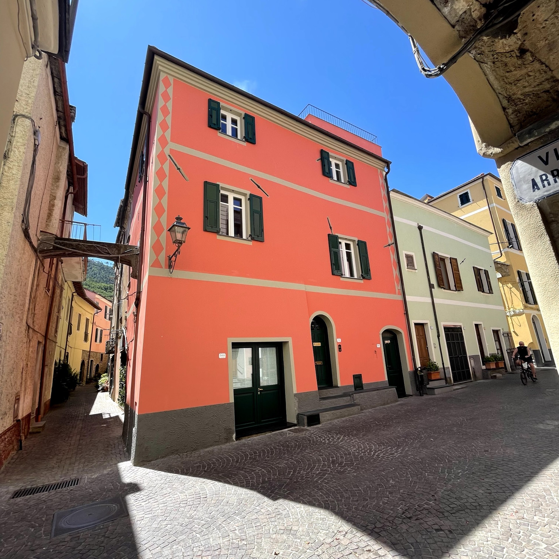 La casa rossa di Double G 54 tra i carruggi del borgo