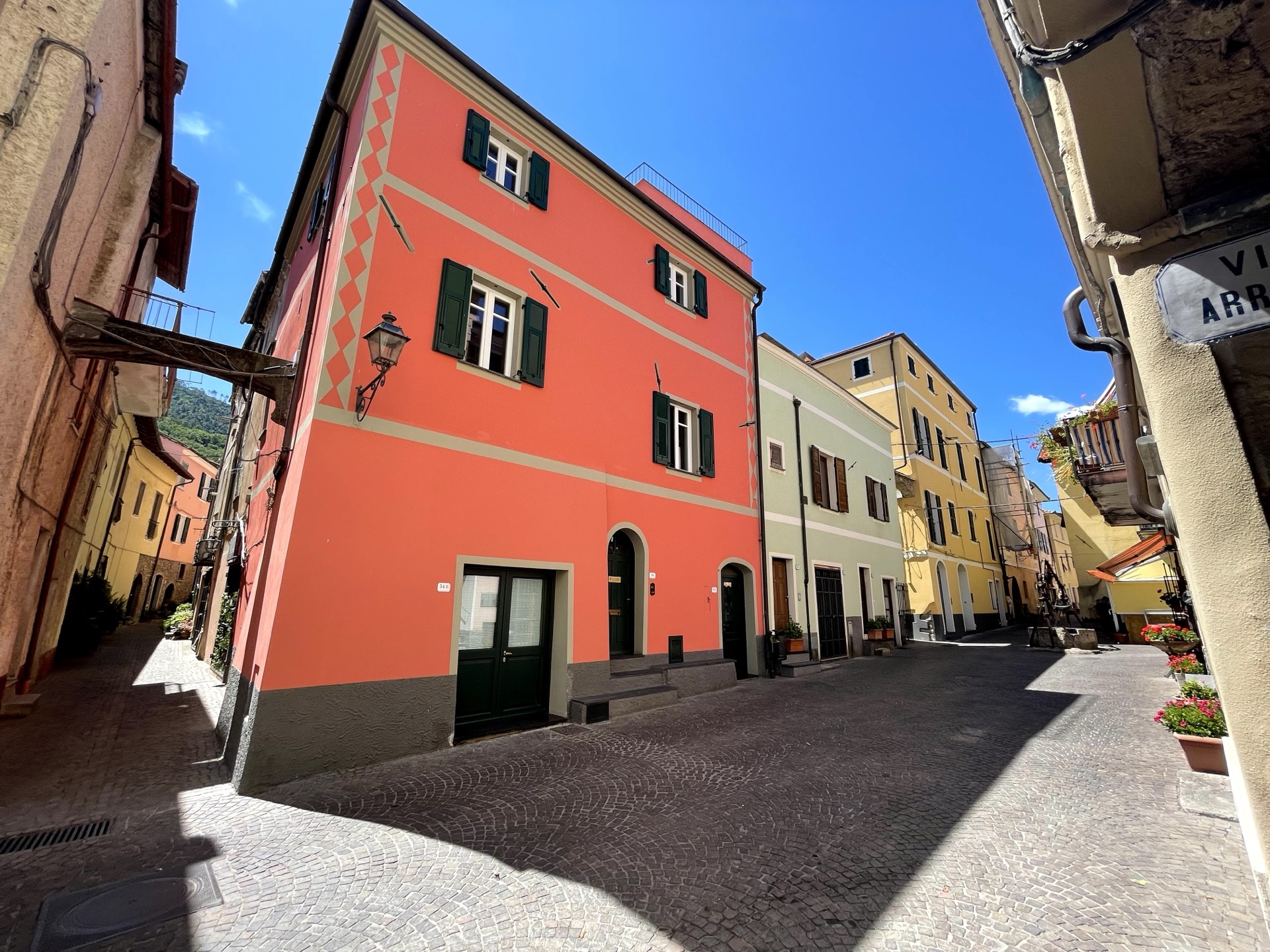 La facciata corallo di Double G 54 nel borgo di Villanova d'Albenga