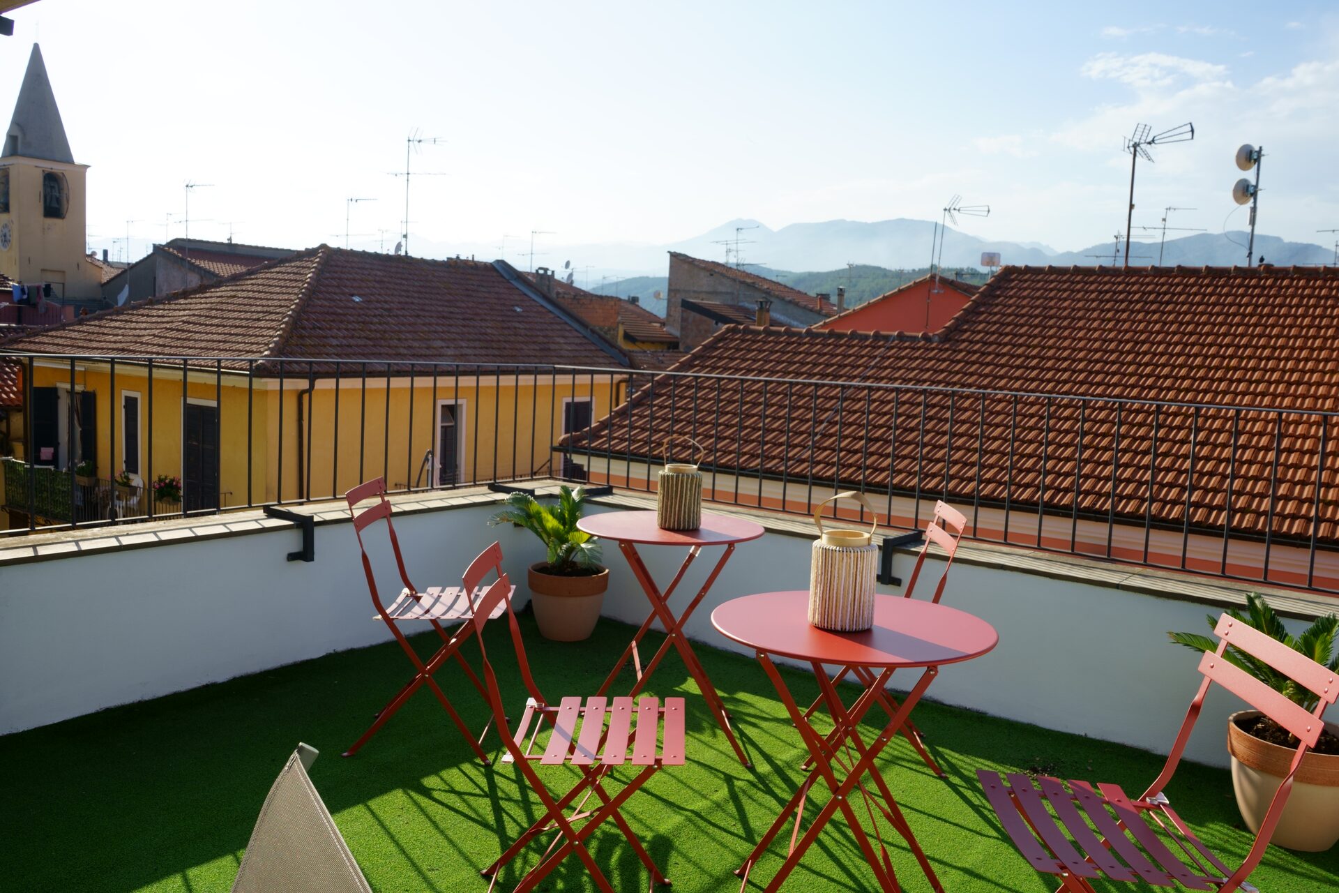 Il rooftop tra i tetti del borgo con vista sulle colline